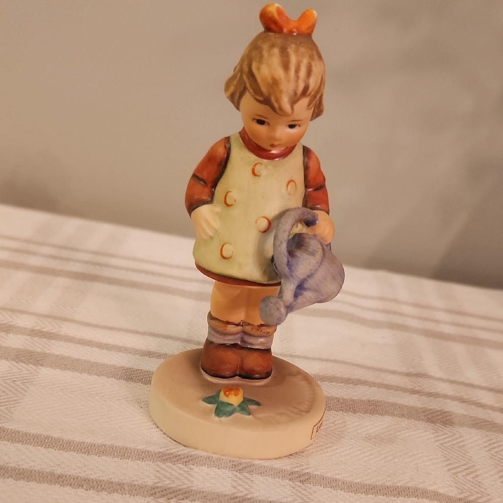 Goebel HUMMEL figurine LITTLE GARDENER